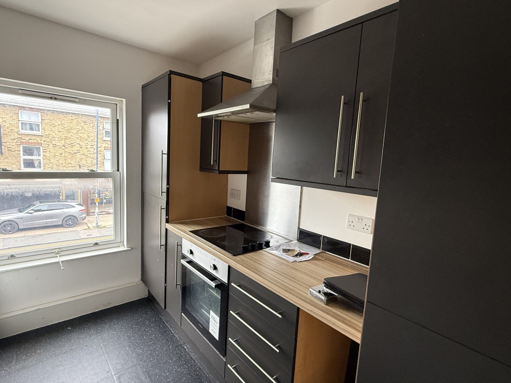Lot: 25 - OUTSTANDING INVESTMENT - SUBSTANTIAL FREEHOLD MODERN PURPOSE-BUILT DEVELOPMENT OF 23 FLATS IN TWO BLOCKS - Flat 2 Kitchen